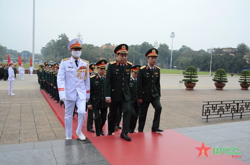 Đoàn đại biểu dự Tuyên dương điển hình tiên tiến trong phong trào “Lao động giỏi, Lao động sáng tạo” báo công dâng Bác