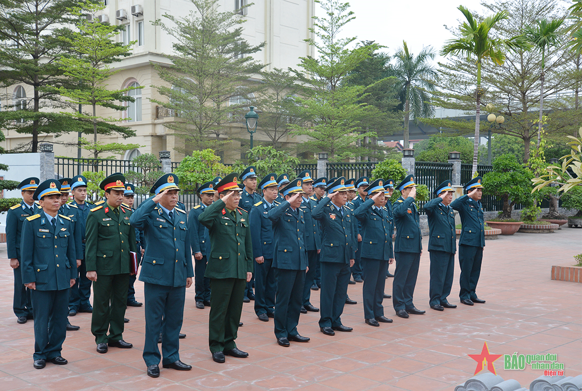 Ban chỉ đạo hội thảo Chiến thắng “Hà Nội - Điện Biên Phủ trên không” tổ chức các hoạt động tri ân