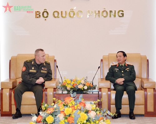 Trung tướng Trịnh Văn Quyết tiếp Tổng cục trưởng Tổng cục Công tác tư tưởng, Bộ Quốc phòng Belarus 