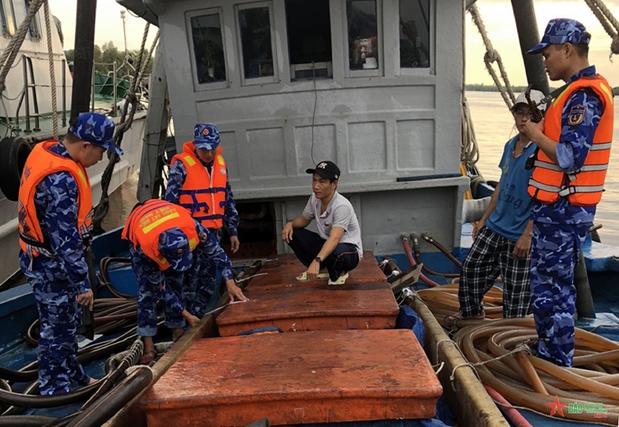 Đoàn Trinh sát số 2 Cảnh sát biển bắt giữ tàu chở dầu DO không rõ nguồn gốc Đoàn Trinh sát số 2 Cảnh sát biển bắt giữ tàu chở dầu DO không rõ nguồn gốc