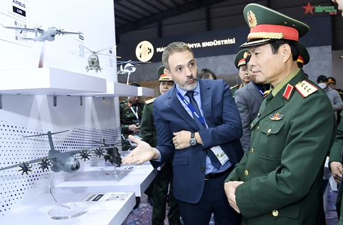 Thượng tướng Nguyễn Tân Cương thăm các gian hàng Triển lãm Quốc phòng quốc tế Việt Nam 2022