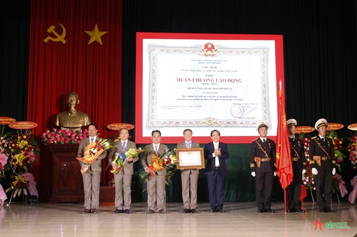 Huyện Trường Sa đón nhận Huân chương Lao động hạng Nhất