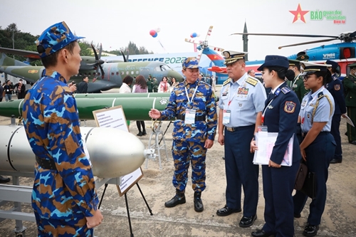 Lực lượng thực thi pháp luật trên biển các nước ấn tượng với Triển lãm Quốc phòng quốc tế Việt Nam 2022