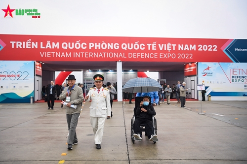 Người dân đội mưa vào xem Triển lãm Quốc phòng quốc tế Việt Nam 2022