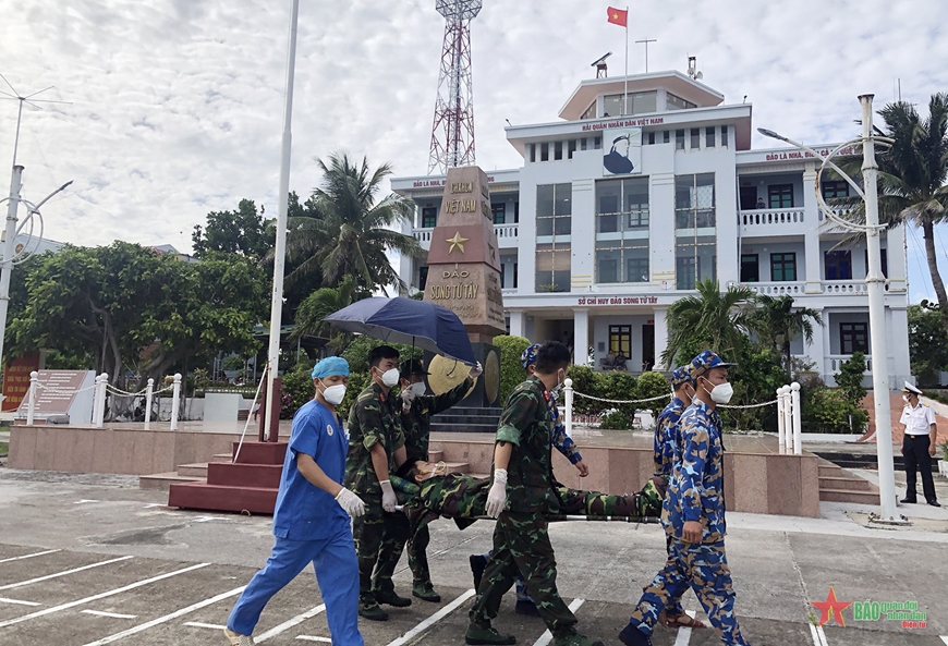 Bệnh viện Quân y 175 phối hợp Binh đoàn 18 đưa bệnh nhân từ đảo Song Tử Tây về đất liền điều trị Bệnh viện Quân y 175 phối hợp Binh đoàn 18 đưa bệnh nhân từ đảo Song Tử Tây về đất liền điều trị