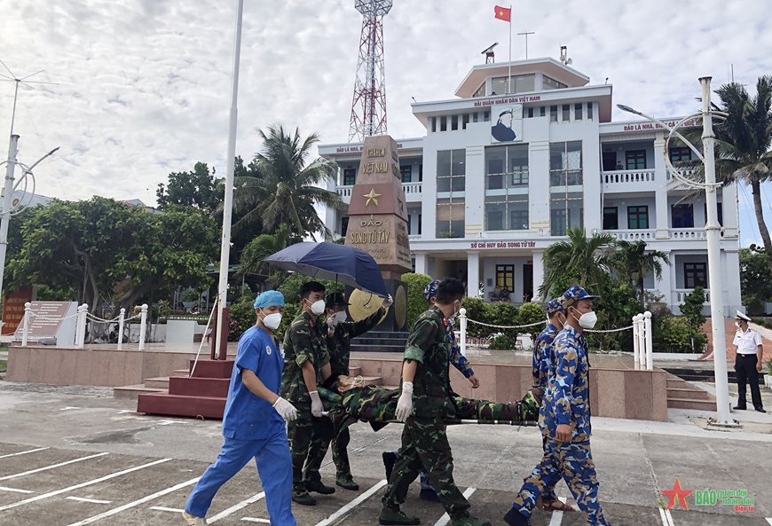 Bệnh viện Quân y 175 phối hợp Binh đoàn 18 đưa bệnh nhân từ đảo Song Tử Tây về đất liền điều trị