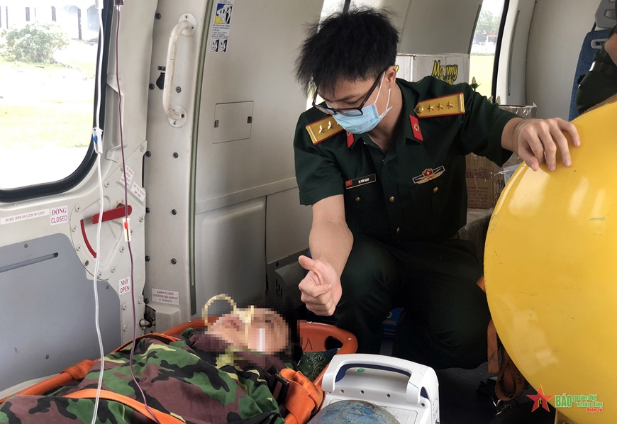 Bệnh viện Quân y 175 phối hợp Binh đoàn 18 đưa bệnh nhân từ đảo Song Tử Tây về đất liền điều trị Bệnh viện Quân y 175 phối hợp Binh đoàn 18 đưa bệnh nhân từ đảo Song Tử Tây về đất liền điều trị
