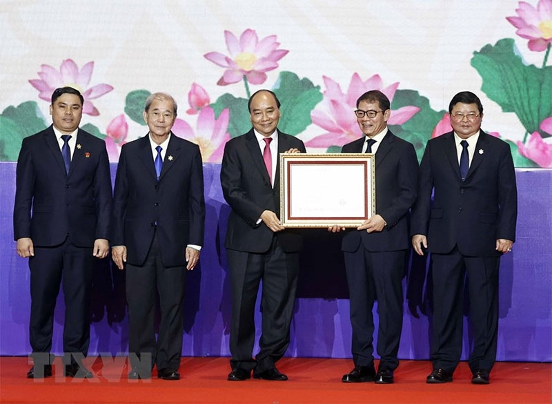 El presidente, Nguyen Xuan Phuc, otorga la Medalla del Trabajo de Primera Clase al Grupo Truong Hai. (Fotografía: VNA)