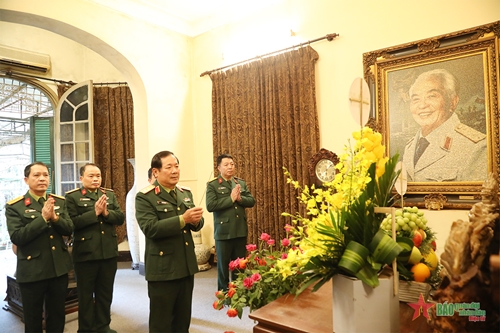 Thượng tướng Lê Huy Vịnh dâng hương tưởng niệm Đại tướng Võ Nguyên Giáp