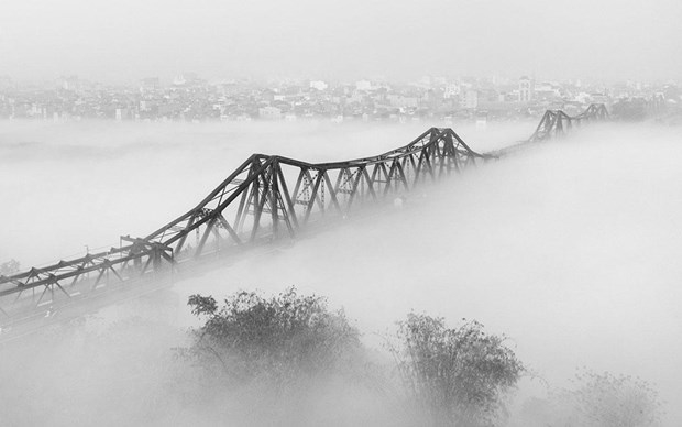 Cầu Long Biên là một công trình kiến trúc độc đáo và đẹp mắt tại Hà Nội. Những hình ảnh về cây cầu này sẽ đưa bạn đến những khoảnh khắc thăng hoa nhất của thành phố Hà Nội, với khung cảnh độc đáo và đầy cảm hứng. Hãy xem những hình ảnh này để khám phá tất cả những điều tuyệt vời về Cầu Long Biên.