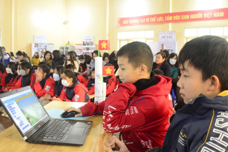 Học sinh vùng núi Lạng Sơn hào hứng với cuộc đua robot