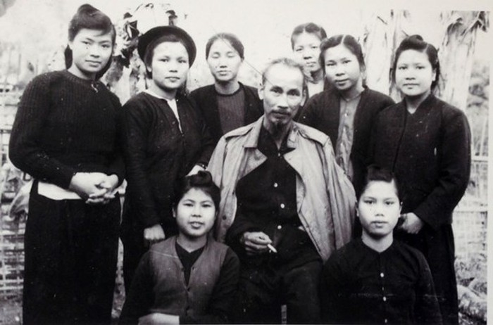 Ngày 26-12-1962, Chủ tịch Hồ Chí Minh chiêu đãi Đoàn đại biểu quân sự Liên Xô sang thăm nước ta
