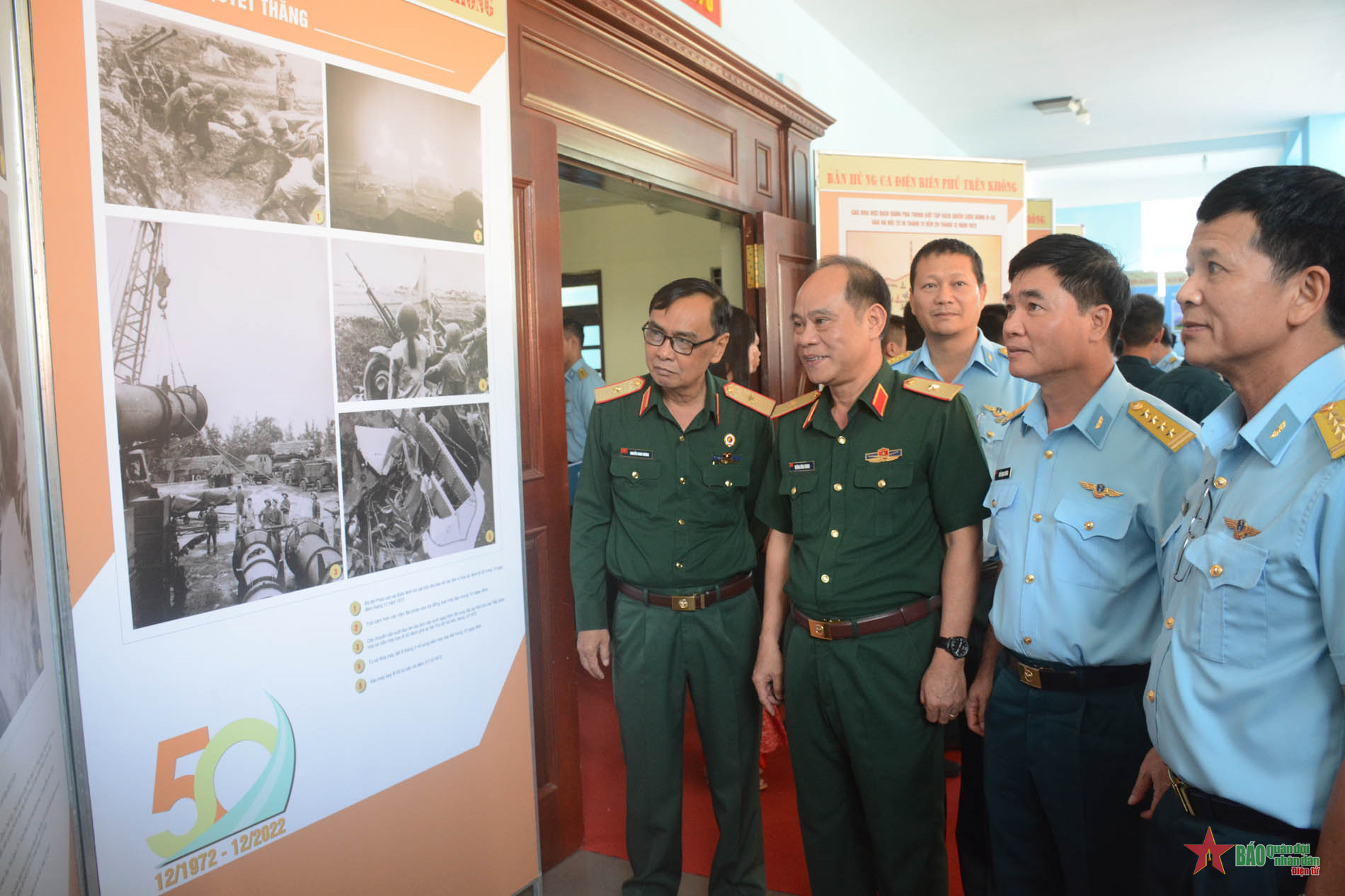 Khai mạc Triển lãm “Bản hùng ca Điện Biên Phủ trên không”