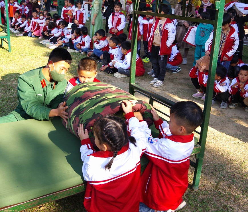 Đông đảo giáo viên, học sinh tham gia hoạt động trải nghiệm tại Trung đoàn 141