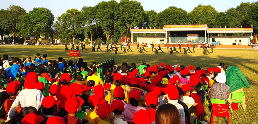 Đông đảo giáo viên, học sinh tham gia hoạt động trải nghiệm tại Trung đoàn 141