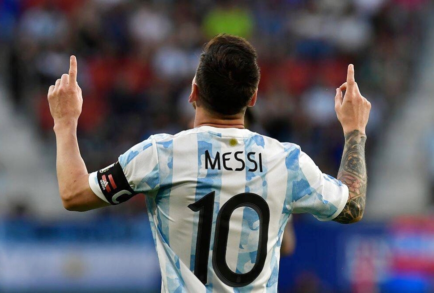 Messi, World Cup 2022, Áo đấu: Áo đấu của Messi trong World Cup 2022 đang châm ngòi cho sự chờ đợi và mong đợi của người hâm mộ bóng đá trên toàn thế giới. Hình ảnh liên quan đến Messi, World Cup 2022 và Áo đấu mang đến cho bạn sự phấn khích và cảm hứng để được chứng kiến những chiến công của Messi trên đấu trường huyền thoại này.