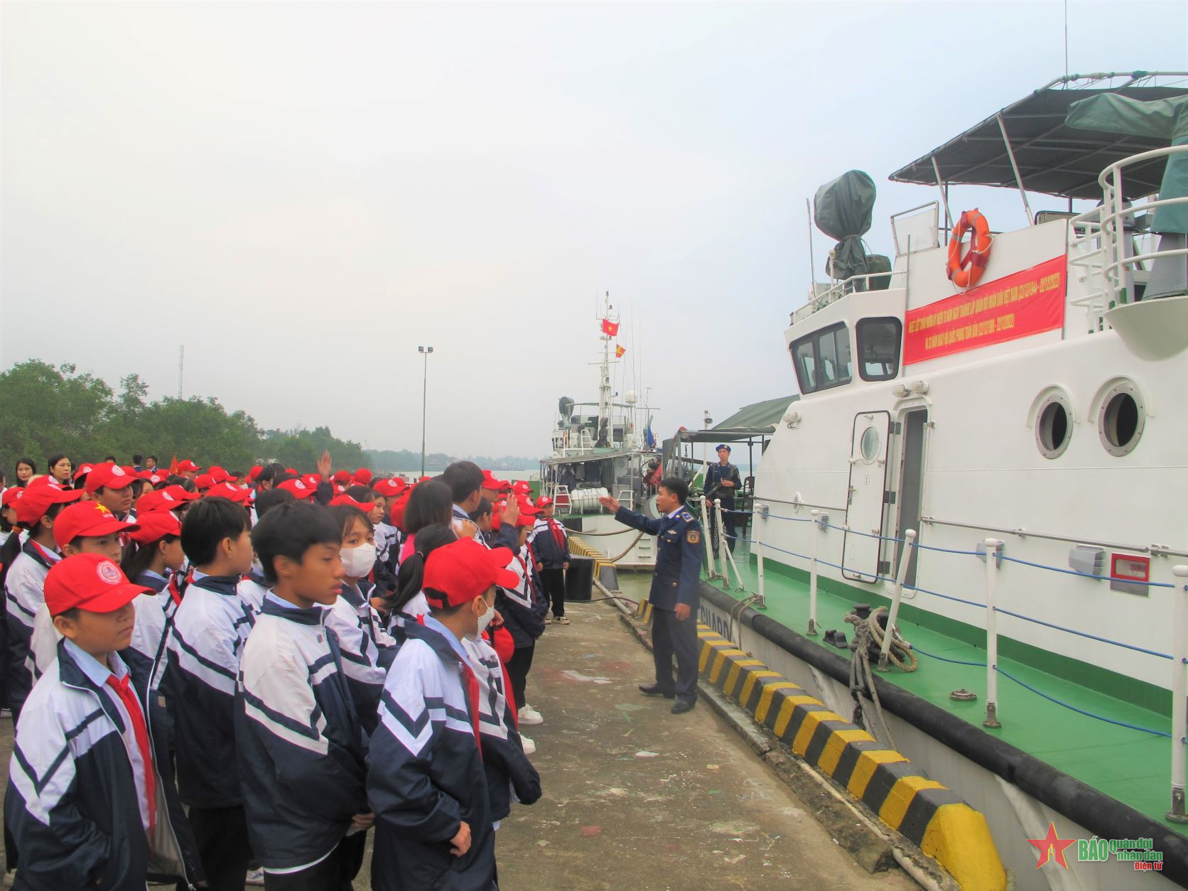 Hơn 400 học sinh trải nghiệm Chương trình “Chúng em tập làm chiến sĩ”