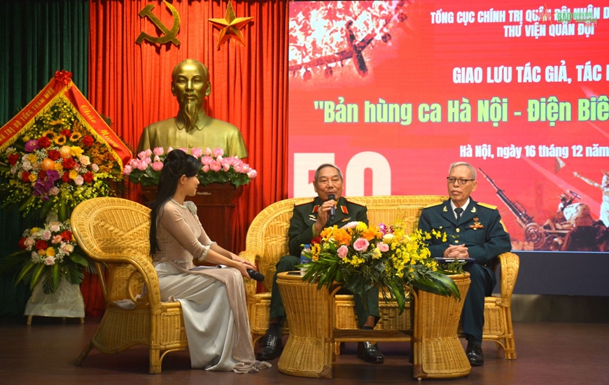 Triển lãm sách, báo Chiến thắng “Hà Nội - Điện Biên Phủ trên không”