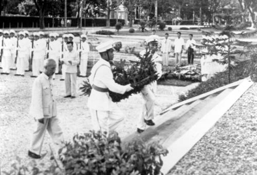 Ngày 31-12-1962: Người căn dặn “Học phải đi đôi với hành, phải đoàn kết, dạy tốt, học tốt để sau khi ra trường đóng góp được nhiều cho Tổ quốc”
