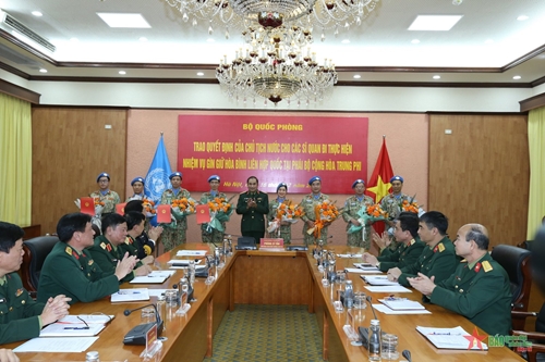 Trao quyết định của Chủ tịch nước cho các sĩ quan tham gia nhiệm vụ gìn giữ hòa bình Liên hợp quốc