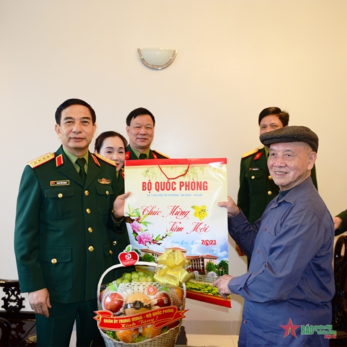 Đại tướng Phan Văn Giang thăm, tặng quà Đại tướng Phạm Văn Trà