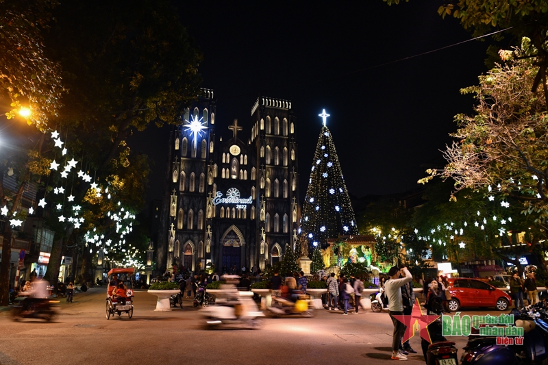 Nhà thờ, Hà Nội, Giáng sinh là một trong những địa điểm được trang trí đẹp nhất vào dịp Giáng Sinh tại Hà Nội. Hãy xem ảnh để chiêm ngưỡng vẻ đẹp lung linh và lãng mạn của những ngôi nhà thờ trong đêm Noel.
