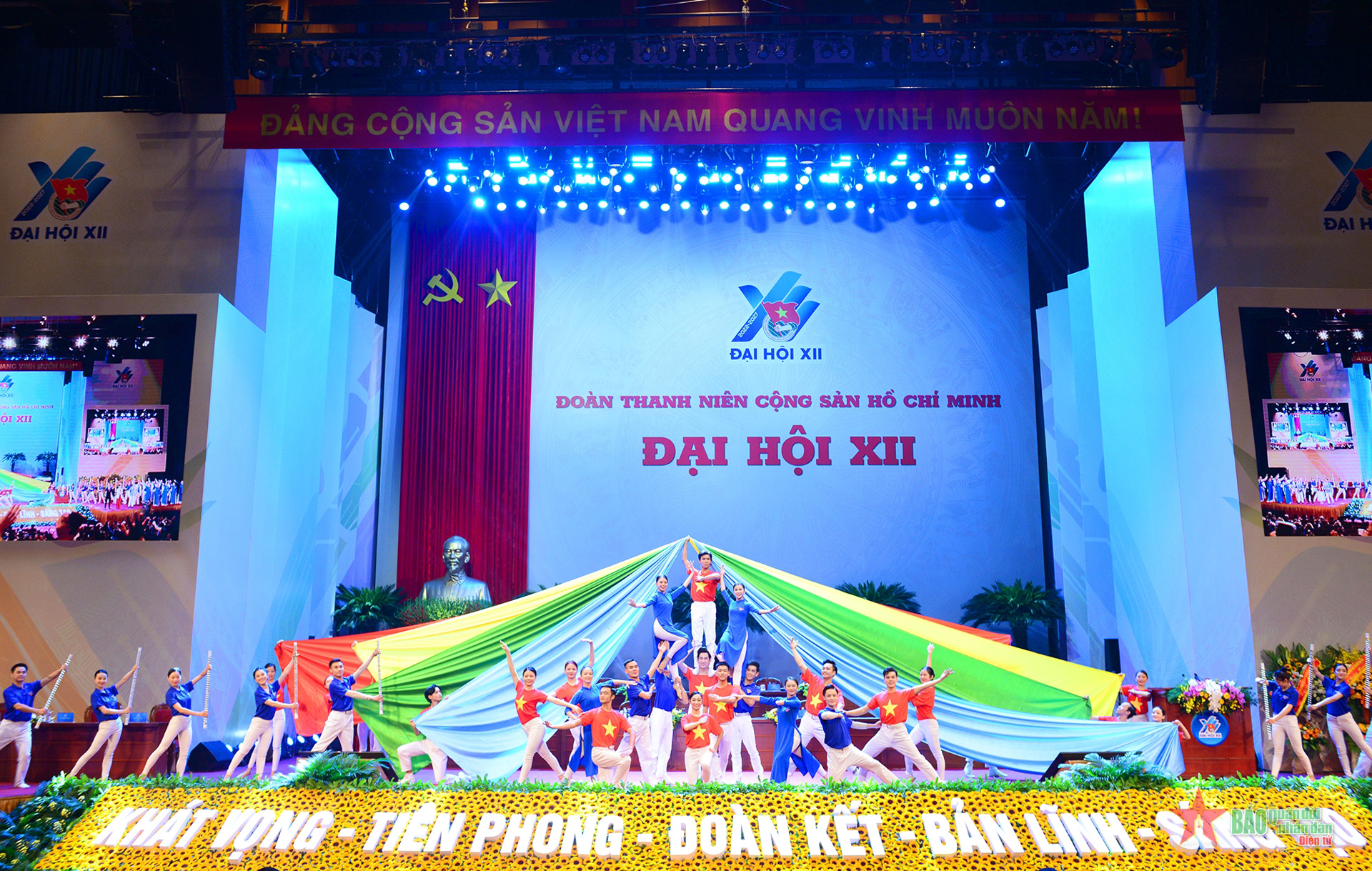 Nghĩ mới, làm mới, bước cùng thanh niên