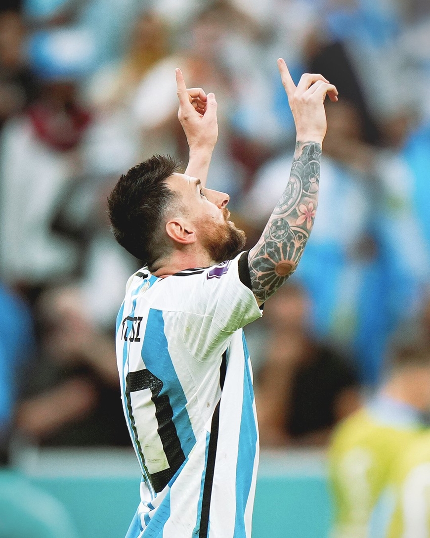 Hình nền Messi luôn là lựa chọn hàng đầu của người hâm mộ bóng đá. Hãy khám phá bức tranh này và chiêm ngưỡng sức quyến rũ của siêu sao này cũng như sự tinh tế trong từng chi tiết của hình ảnh.