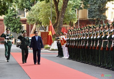 ファム・ミン・チン首相が国境警備隊を訪問