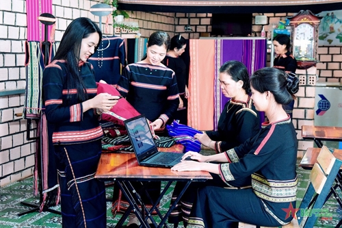 Phát triển nghề dệt thổ cẩm ở Gia Lai