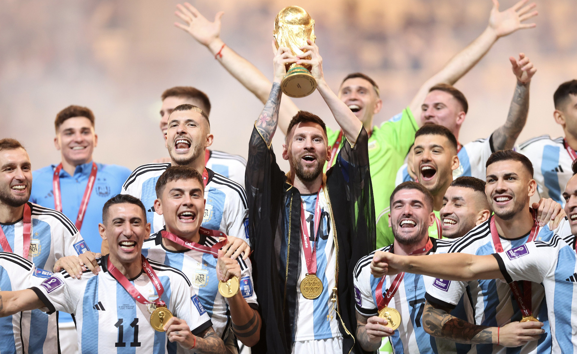 Chung kết World Cup 2022 sẽ là một sự kiện hấp dẫn nhất trong năm và chiến thắng ngoạn mục sẽ thuộc về đội bóng tuyệt vời nào? Xem những hình ảnh và video để đón xem những khoảnh khắc đáng nhớ và cảm nhận sự căng thẳng, phấn khích của trận đấu này.