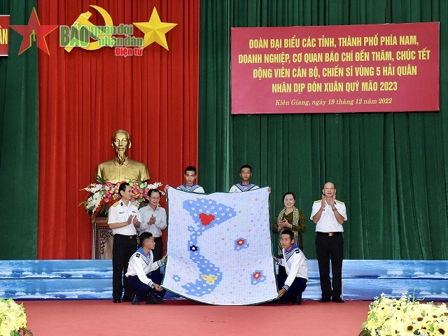 Đoàn công tác Vùng 5 Hải quân đi thăm, chúc Tết quân và dân trên các đảo Tây Nam