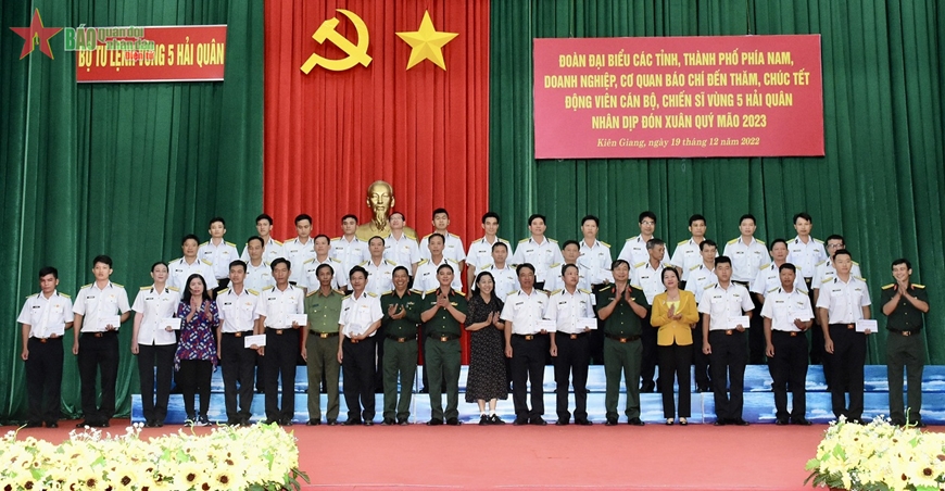Đoàn công tác Vùng 5 Hải quân đi thăm, chúc Tết quân và dân trên các đảo Tây Nam