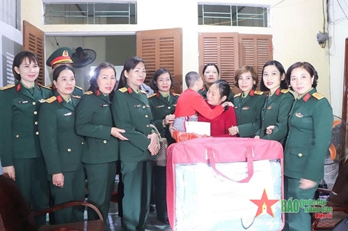 Phụ nữ Học viện Quốc phòng tặng quà phụ nữ khó khăn, trẻ em mồ côi tại Yên Bái