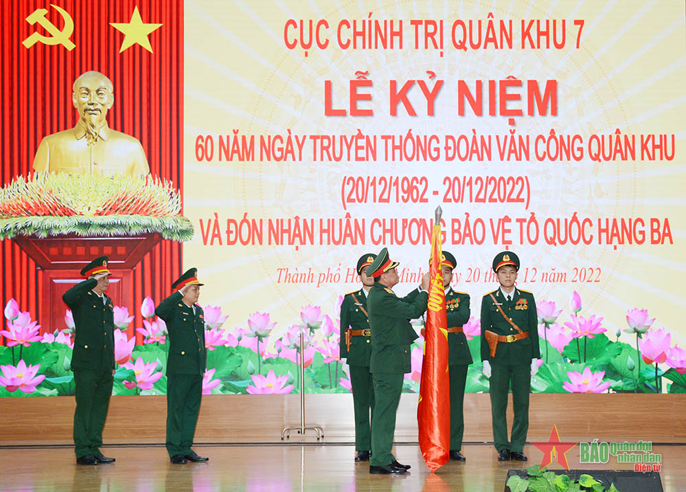 Đoàn Văn công Quân khu 7 đón nhận Huân chương Bảo vệ Tổ quốc hạng Ba