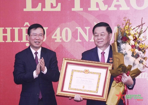 Trao Huy hiệu 40 năm tuổi Đảng tặng Trưởng ban Tuyên giáo Trung ương Nguyễn Trọng Nghĩa 