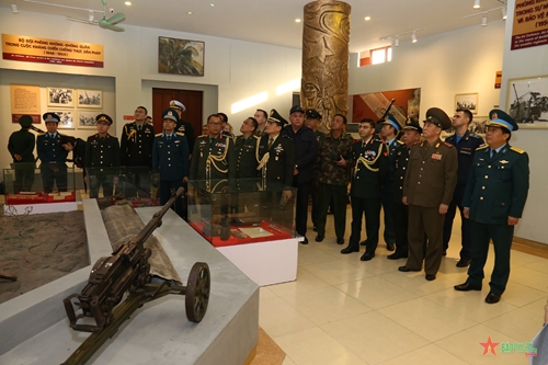 Đoàn Tùy viên Quốc phòng các nước tại Việt Nam thăm Quân chủng Phòng không-Không quân 