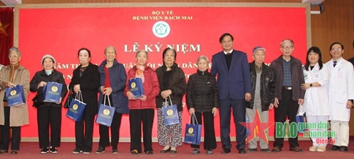 Bệnh viện Bạch Mai tri ân các nhân chứng lịch sử nhân kỷ niệm 50 năm Chiến thắng “Hà Nội - Điện Biên Phủ trên không” 