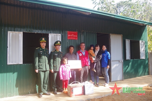 Bộ đội Biên phòng tỉnh Sơn La khám bệnh, cấp phát thuốc miễn phí và tặng quà nhân dân biên giới
