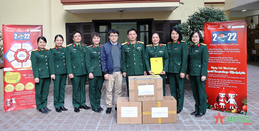 Đoàn cán bộ, hội viên Hội phụ nữ Cục Kế hoạch và Đầu tư và Trung tâm Thông tin Khoa học quân sự, Bộ Quốc phòng trao quà quyên góp ủng hộ Chương trình thiện nguyện Mottainai “Trao yêu thương - Nhận hạnh phúc”.