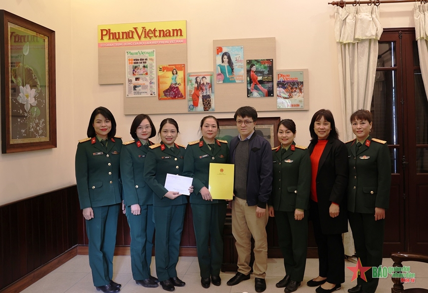 Hội Phụ nữ Cục Kế hoạch và Đầu tư và Hội Phụ nữ Trung tâm Thông tin Khoa học quân sự, Bộ Quốc phòng trao tiền mặt ủng hộ chương trình.