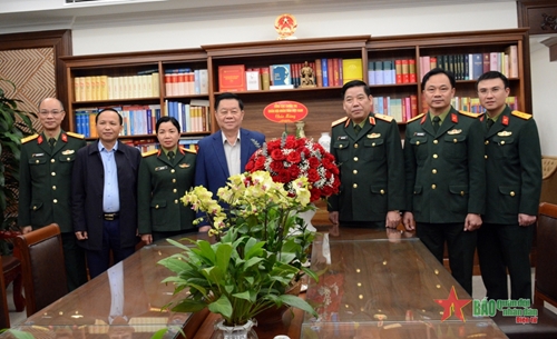 Lãnh đạo Tổng cục Chính trị thăm, tặng quà đồng chí Nguyễn Trọng Nghĩa 