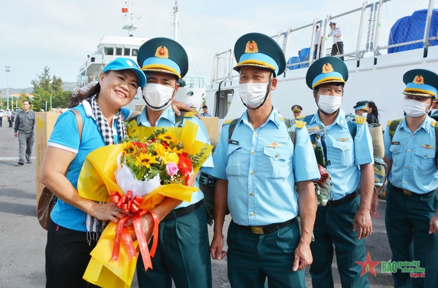 Bộ tư lệnh Vùng 4 Hải quân tiễn đoàn công tác đi thăm, chúc Tết quân và dân huyện đảo Trường Sa