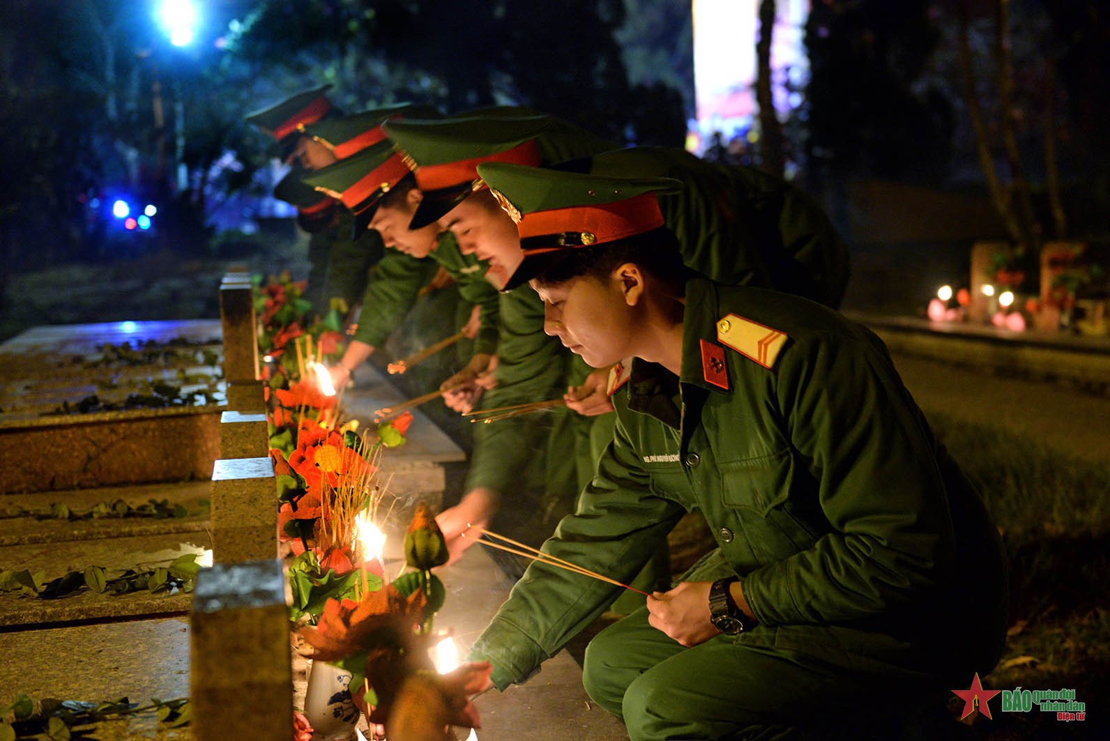 Dâng hoa, dâng hương tưởng nhớ các anh hùng, liệt sĩ