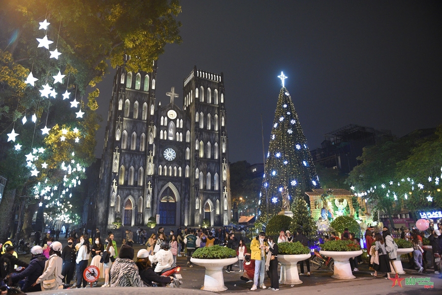 Giáng sinh Hà Nội: Hãy chiêm ngưỡng những hình ảnh tuyệt đẹp về Giáng sinh tại Hà Nội, với đèn led tràn ngập trên các phố phường, cây thông đón mừng ngày lễ và những bức tranh đẹp lung linh trong không khí Giáng sinh tuyệt vời này.