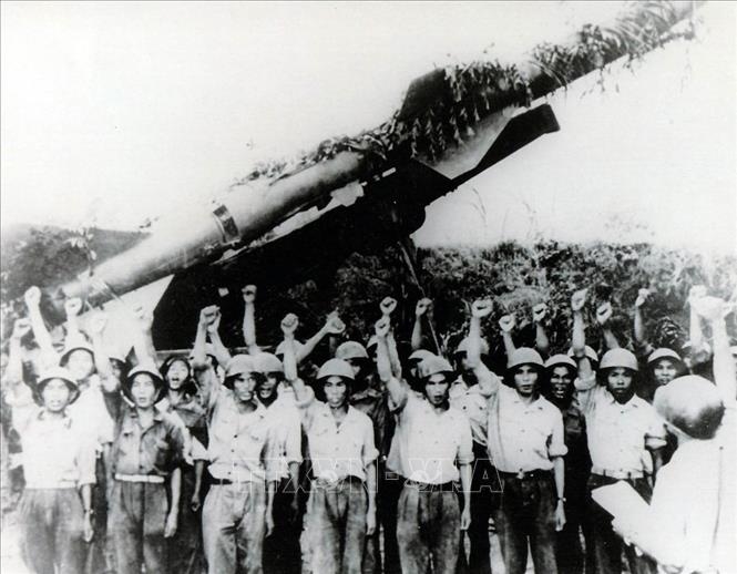 Cách đánh "Vượt nửa góc" tiêu diệt siêu pháo đài bay B-52