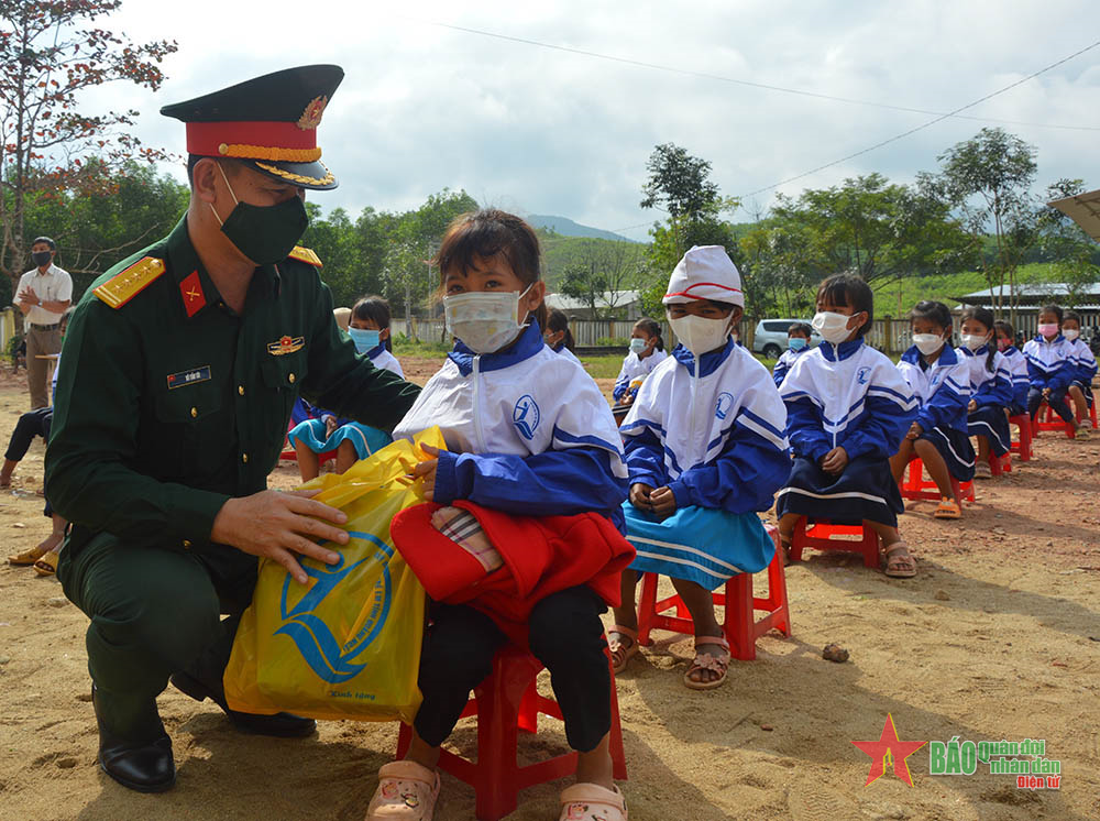 Giao địa bàn để giúp dân