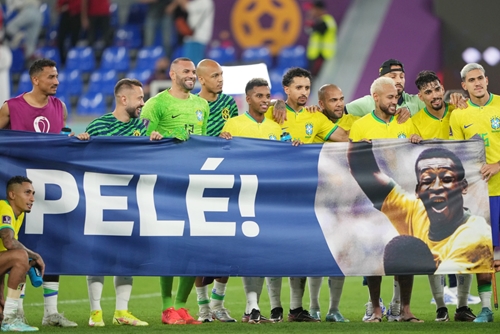 Thế giới bóng đá đang hướng về Pele