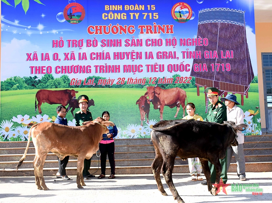 Công ty 715 trao nhà, bò giống sinh sản tặng công nhân và người dân