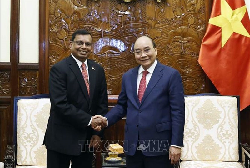 Ngày hôm nay, Chủ tịch nước đã được Đại sứ Sri Lanka và Campuchia tặng hai chiếc lá quốc kỳ tượng trưng cho tình hữu nghị giữa các quốc gia. Sự kiện này cũng đánh dấu một bước tiến quan trọng trong quan hệ giữa Việt Nam và các quốc gia trong khu vực.
